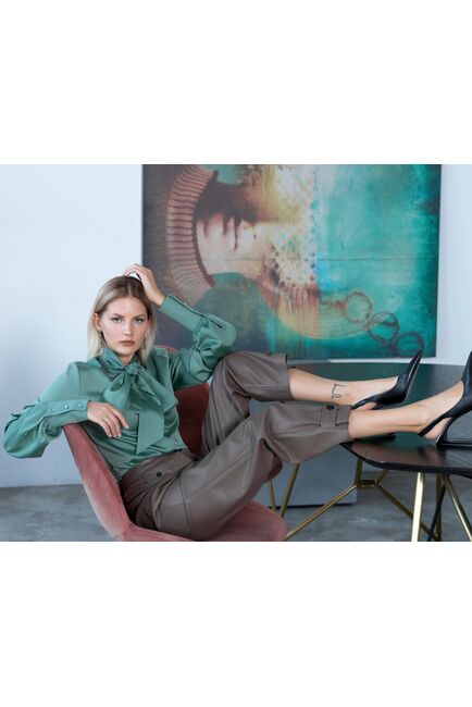 Женская блузка зеленая с бантом- 8220 от ByME 