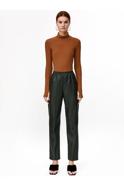 Джоггеры из экокожи темно-зеленые от byME 