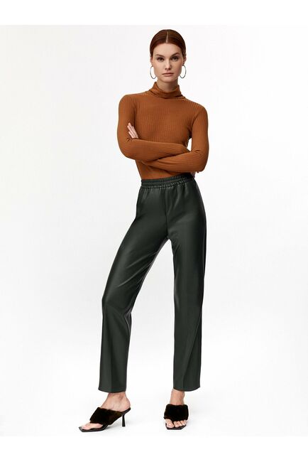 Джоггеры из экокожи темно-зеленые от byME 