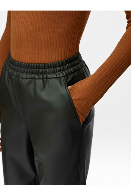 Джоггеры из экокожи темно-зеленые от byME 