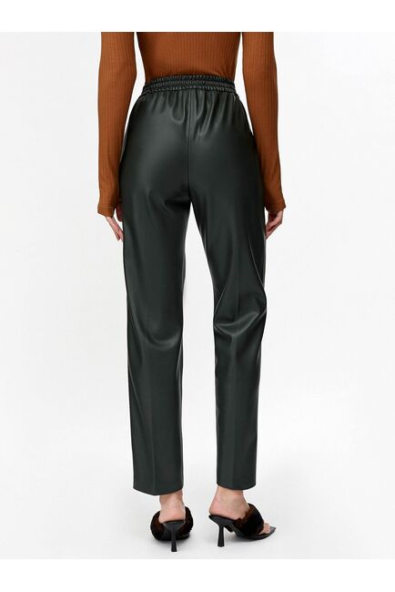 Джоггеры из экокожи темно-зеленые от byME 