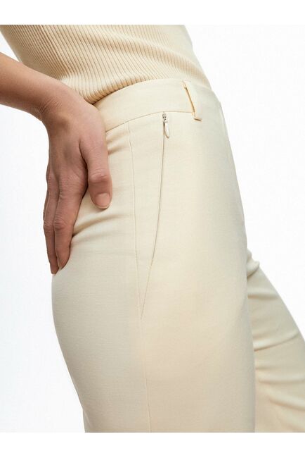 Прямые женские брюки молочного цвета от byME 