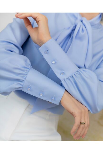 Женская блузка под пуговицы с бантом голубая - 8237 от byME 