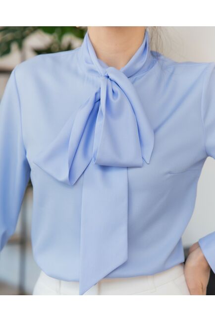 Женская блузка под пуговицы с бантом голубая - 8237 от byME 