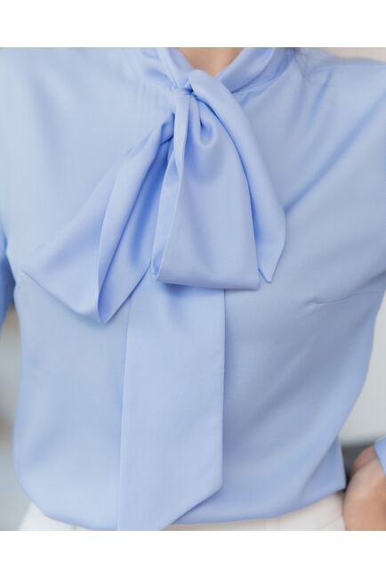 Женская блузка под пуговицы с бантом голубая - 8237 от byME 