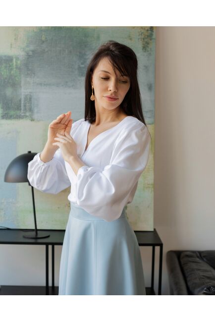 Женская блузка с объемным рукавом и V-образным вырезом белая - 8239 от byME 