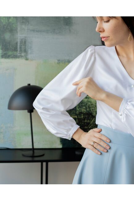 Женская блузка с объемным рукавом и V-образным вырезом белая - 8239 от byME 