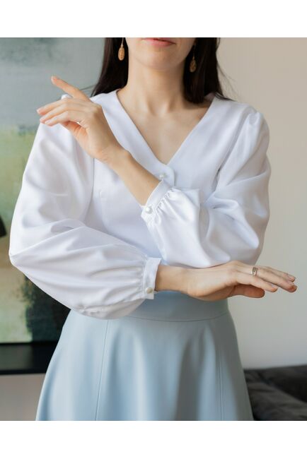 Женская блузка с объемным рукавом и V-образным вырезом белая - 8239 от byME 