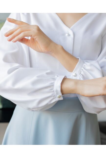 Женская блузка с объемным рукавом и V-образным вырезом белая - 8239 от byME 