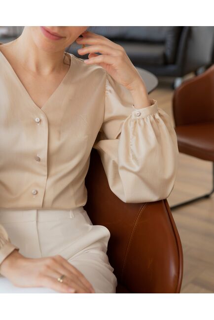 Женская блузка с объемным рукавом и V-образным вырезом бежевая - 8241 от byME 