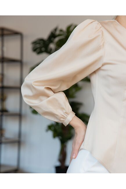 Женская блузка с объемным рукавом и V-образным вырезом бежевая - 8241 от byME 