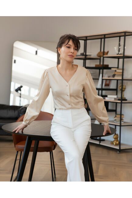 Женская блузка с объемным рукавом и V-образным вырезом бежевая - 8241 от byME 