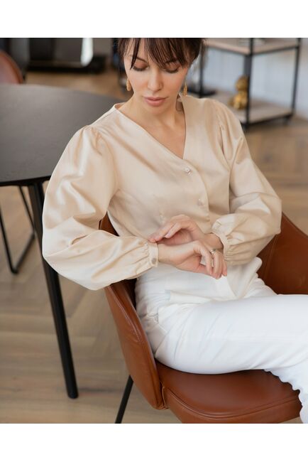 Женская блузка с объемным рукавом и V-образным вырезом бежевая - 8241 от byME 