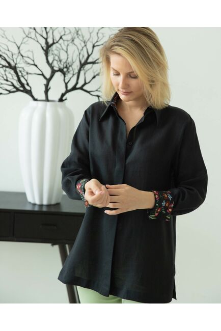 Женская льняная рубашка чёрная с отделкой цветы - 8287 от byME 