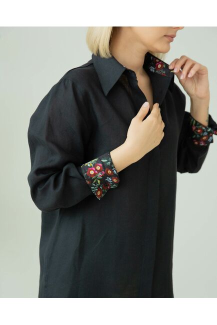 Женская льняная рубашка чёрная с отделкой цветы - 8287 от byME 