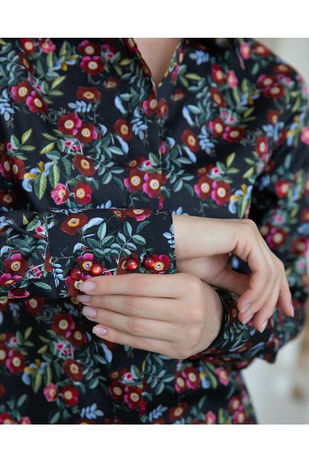 Женская рубашка с высоким манжетом чёрная принт цветы - 8306 от byME 