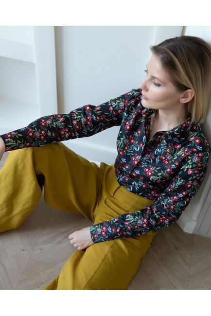 Женская рубашка с высоким манжетом чёрная принт цветы - 8306 от byME 