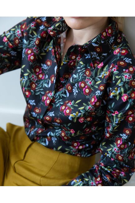 Женская рубашка с высоким манжетом чёрная принт цветы - 8306 от byME 