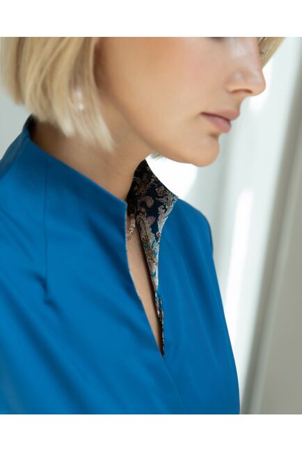 Женская рубашка воротник стойка с рукавом 3/4 синяя - 8319 от ByME 
