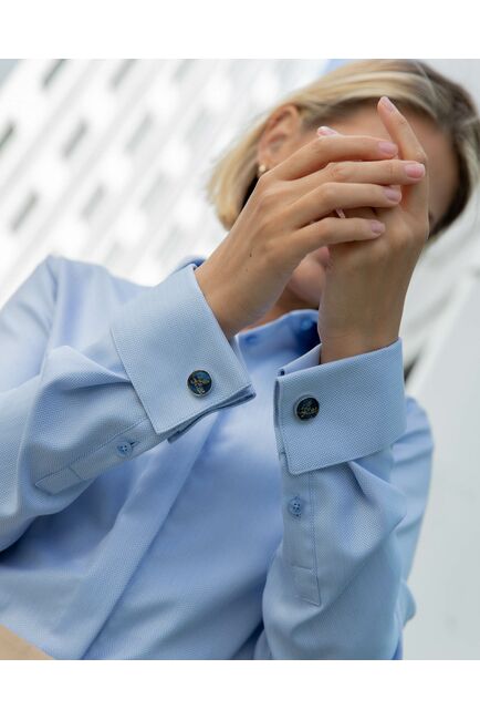 Женская рубашка под запонку голубая из фактурной ткани - 8325 от byME 