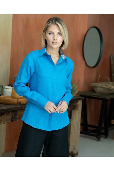 Женская льняная рубашка голубая с отделкой - 8332 от byME 