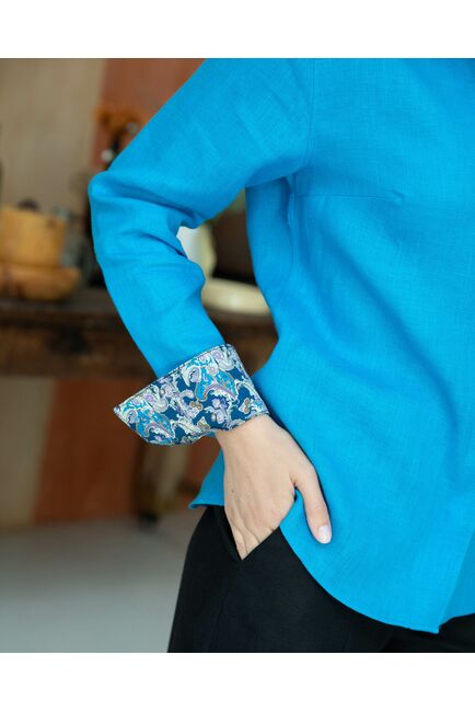 Женская льняная рубашка голубая с отделкой - 8332 от byME 