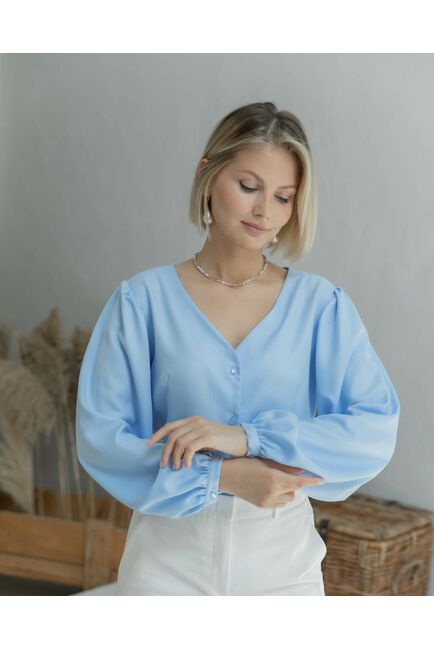 Женская блузка с объемным рукавом и V-образным вырезом голубая - 8339 от ByME 
