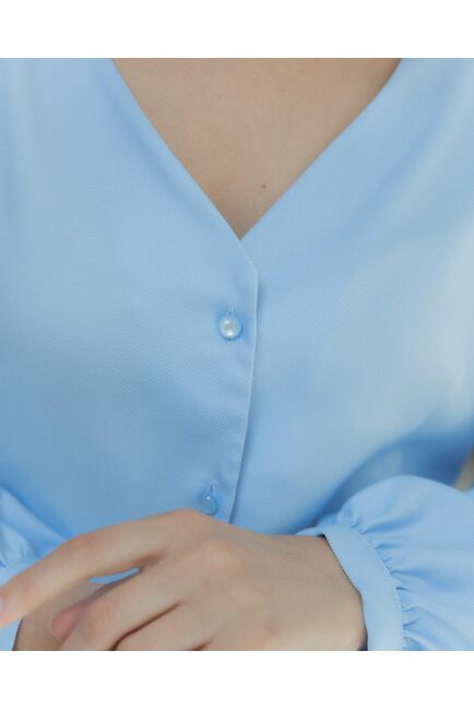 Женская блузка с объемным рукавом и V-образным вырезом голубая - 8339 от ByME 