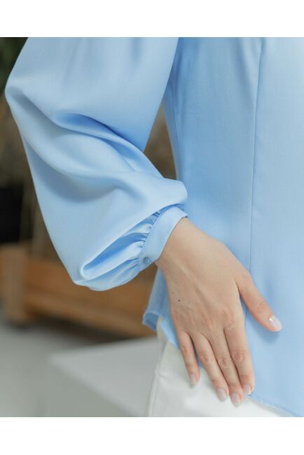 Женская блузка с объемным рукавом и V-образным вырезом голубая - 8339 от ByME 