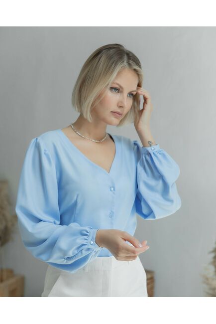 Женская блузка с объемным рукавом и V-образным вырезом голубая - 8339 от ByME 