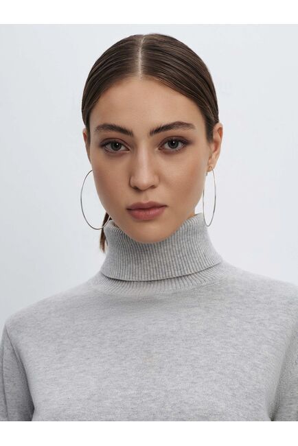 Женский свитер с высоким воротником цвета серый меланж от byME 