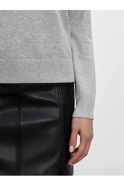 Женский свитер с высоким воротником цвета серый меланж от byME 