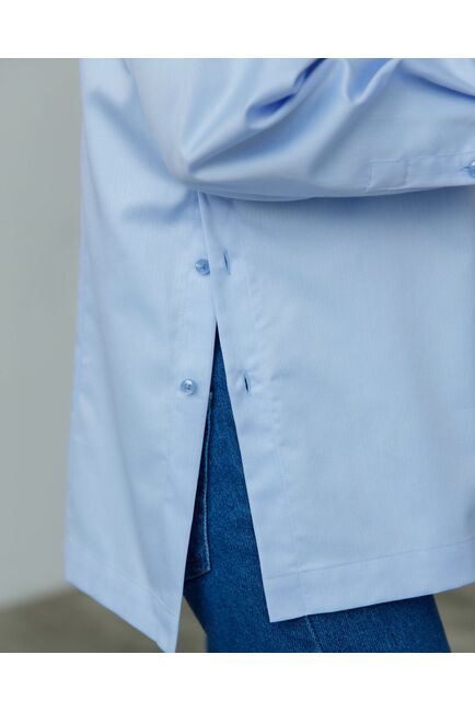 Женская рубашка с  пуговицами на боках голубая - 8408 от byME 