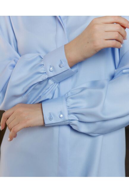 Женская рубашка под пуговицу в прямом силуэте голубая - 8439 от byME 