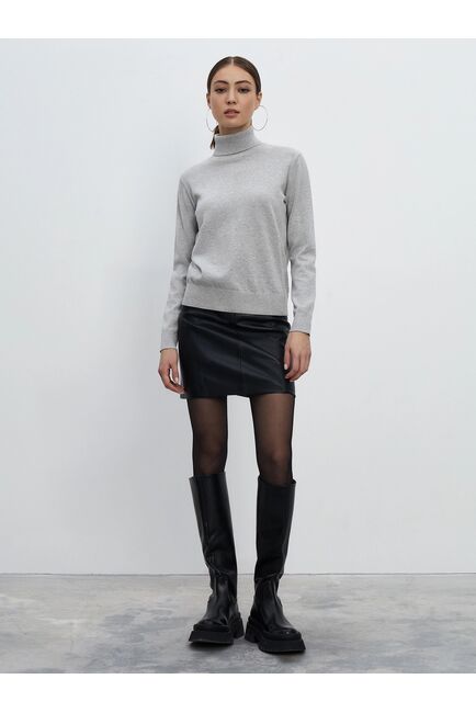 Женский свитер с высоким воротником цвета серый меланж от byME 