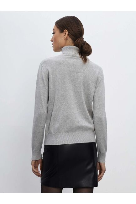 Женский свитер с высоким воротником цвета серый меланж от byME 