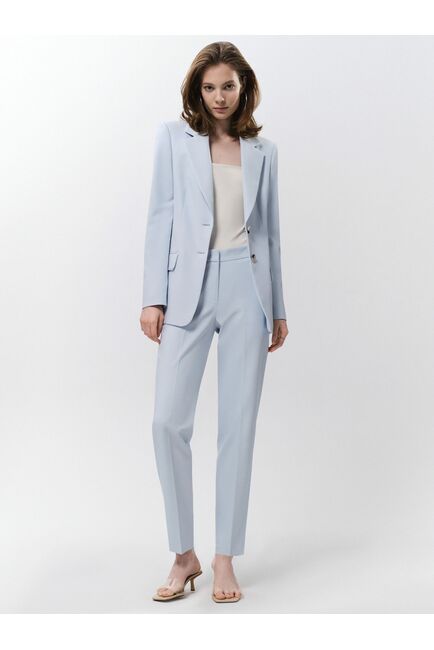 Женский однобортный приталенный жакет голубой от byME 