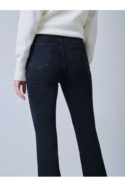 Женские джинсы-клеш со средней посадкой чёрные от byME 