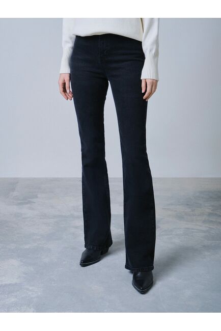 Женские джинсы-клеш со средней посадкой чёрные от byME 