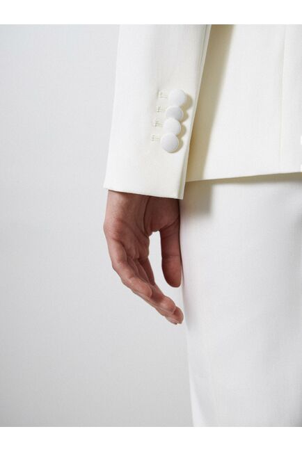 Женский приталенный пиджак на одной пуговице экрю от byME 