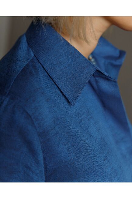 Женская рубашка фактурная с пышным рукавом синяя - 8428 от byME 