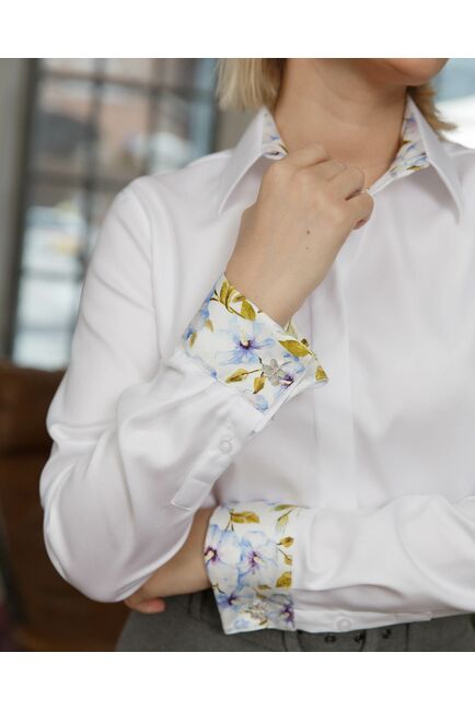 Женская рубашка под запонку белая с отделкой голубые цветы - 8451 от byME 