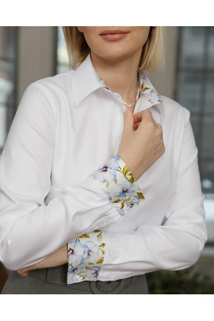 Женская рубашка под запонку белая с отделкой голубые цветы - 8451 от byME 