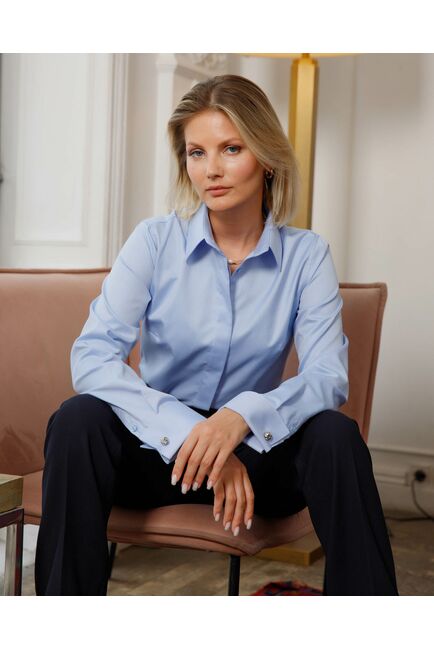 Женская рубашка под запонку полуприталенная голубая из фактурной ткани - 8478 от byME 