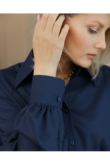 Женская рубашка в оверсайз силуэте под пуговицу с пышным рукавом синяя - 8492 от byME 