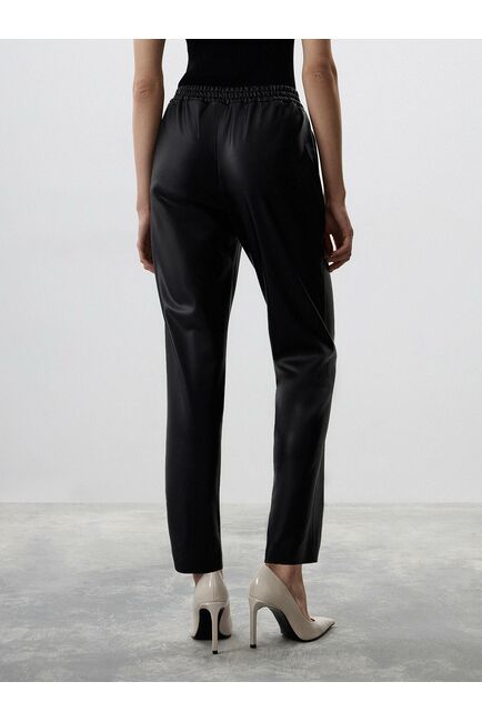 Женские прямые брюки на резинке из экокожи от byME 
