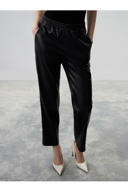 Женские прямые брюки на резинке из экокожи от byME 