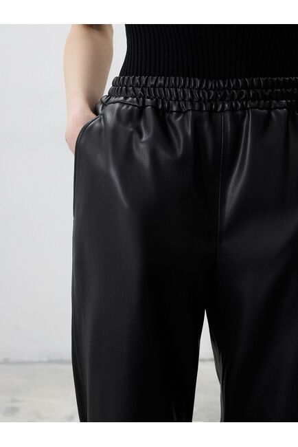 Женские прямые брюки на резинке из экокожи от byME 