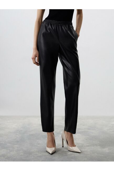 Женские прямые брюки на резинке из экокожи от byME 