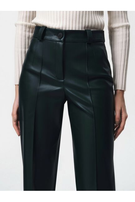 Брюки из экокожи со стрелками тёмно-зелёные от byME 